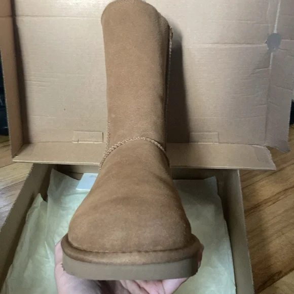 Good used condition UGG Classic Short - Picture 9 of 10